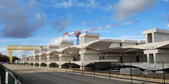 Viaduc de la ligne 18 du Grand Paris Express - 3 - Usine-prefabrication-voussoirs.jpg