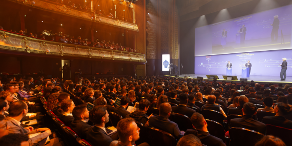 Ce vendredi 14 avril, avait lieu la cérémonie de remises des diplômes des ingénieurs de la promotion 2022 de lESTP Paris dont Fayat est le parrain, au Théâtre du Châtelet à Paris.