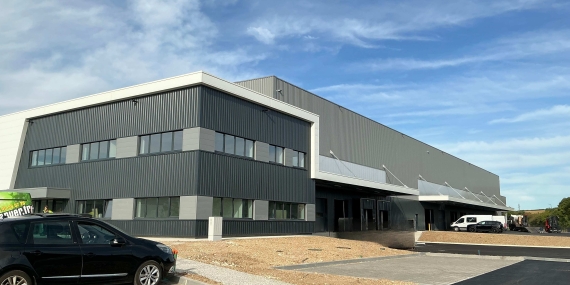 Construction plateforme logistique Renault à Saint-Jean-d'Angély, Charente-Maritime (17), Nouvelle-Aquitaine - conception et réalisation Espace Engineering Fayat, contractant général et maître d'oeuvre