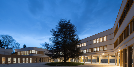 Vue extérieur de nuit du collège de Massy Claudine Herman