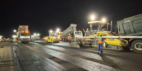 Vue nuit plusieurs engins aéroport