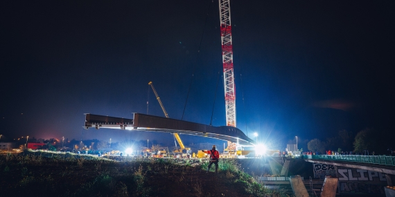 Vue nuit passerelle suspendue la batie