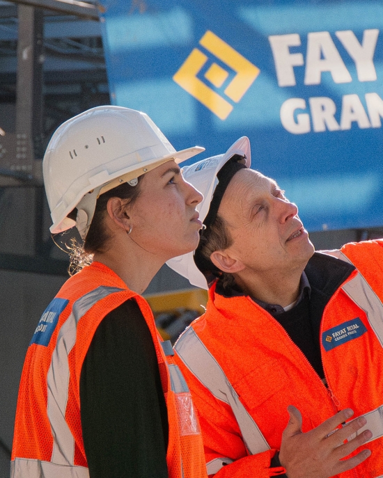femme bâtiment visite de chantier