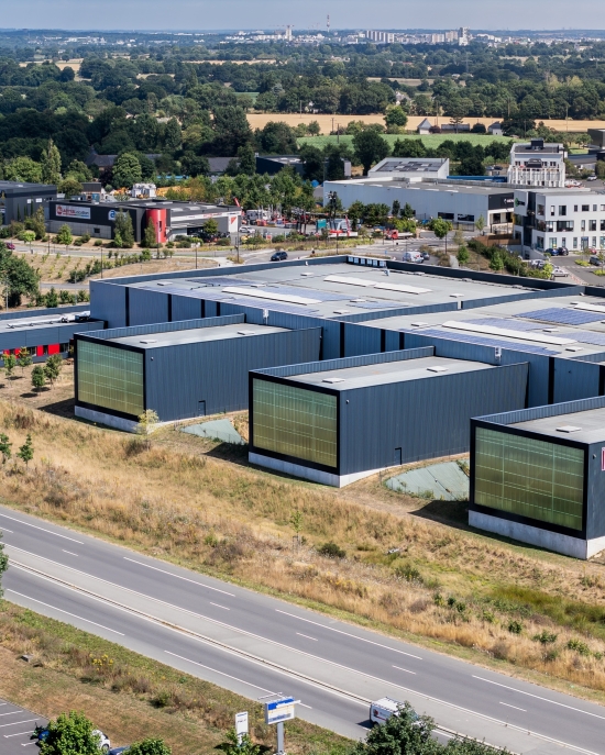 Vue aérienne bâtiment industriel Comptoir de Bretagne à Pacé (35) - conception et réalisation Espace Engineering Fayat, contractant général et maître d'œuvre