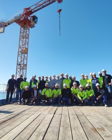 equipe devant grue
