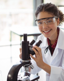 chercheuse devant un microscope