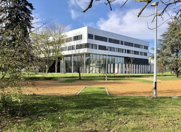 Vu extérieur de l'nstitut des neurosciences Paris-Saclay