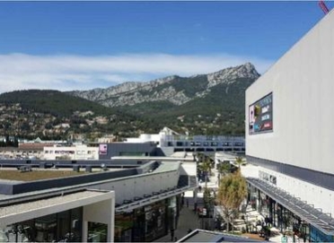 Centre commercial avec les montagnes derrières