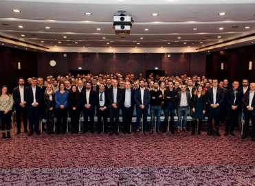 Convention Fayat Metal photo de groupe dans une salle