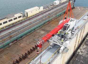 hommes sur une barge