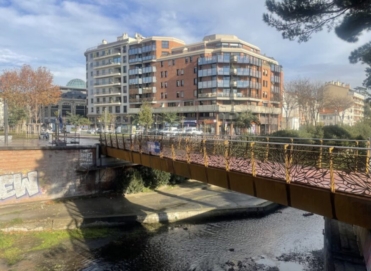 re-Violet-passerelle posée@Emilien Vicens _ actu Perpignan .jpeg