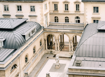 Vue de haut de la cour du Collège de France