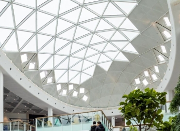 Charpente métallique blanche vu de l'intérieur