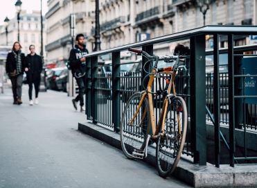 vélo appuyé sur une entrée de metro