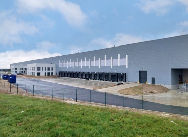 vue de côté du bardage et des quais de chargement d'un bâtiment industriel dans l'agroalimentaire