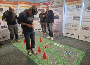 collaborateurs barbot maxilly testant des lunettes simulant une extrême fatigue