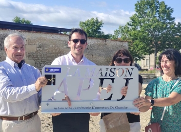lapej-pose-la-premiere-pierre-de-sa-future-maison-a-cognac.jpg
