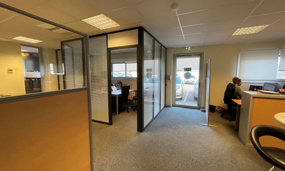 Réhabilitation partie bureaux bâtiment industriel JBT Marel à Baud, Morbihan (56), Bretagne- conception et réalisation Espace Engineering Fayat, contractant général et maître d'oeuvre