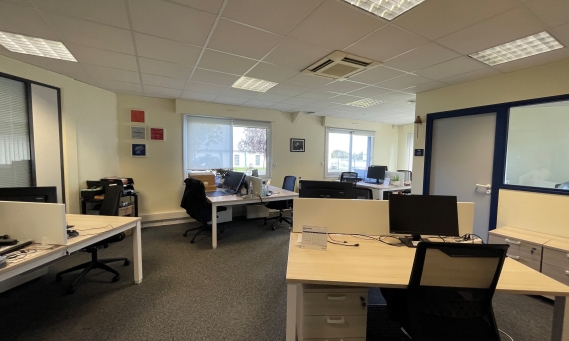 Réhabilitation partie bureaux bâtiment industriel JBT Marel à Baud, Morbihan (56), Bretagne- conception et réalisation Espace Engineering Fayat, contractant général et maître d'oeuvre