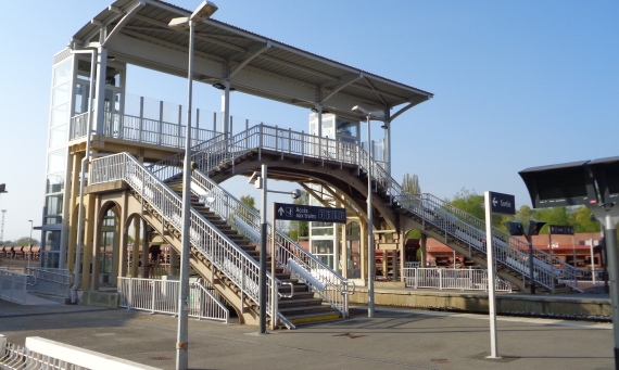 01-acml-5698-mo-sncf-reseau-infra-moe-sncf-infra-systra-photo-acml-vue-passerelle-sur-les-quais.jpg