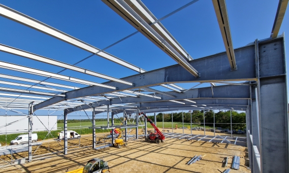 chantier charpente métallique en cours de montage