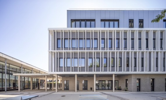 Vue façade depuis la court du lycée