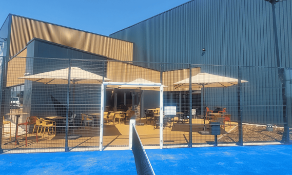 Construction d'un bâtiment de commerce/sport/loisirs dédié à la pratique du padel à Le Thou, Charente-Maritime (17), Nouvelle-Aquitaine - conception et réalisation Espace Engineering Fayat, contractant général et maître d'oeuvre