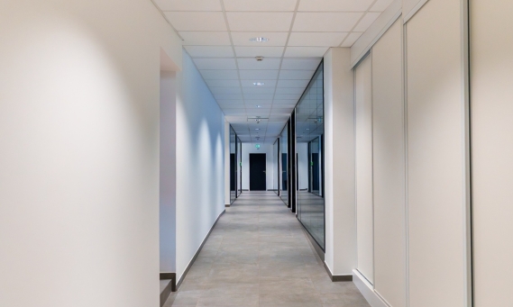 Réhabilitation partie bureaux bâtiment industriel JBT Marel à Baud, Morbihan (56), Bretagne- conception et réalisation Espace Engineering Fayat, contractant général et maître d'oeuvre