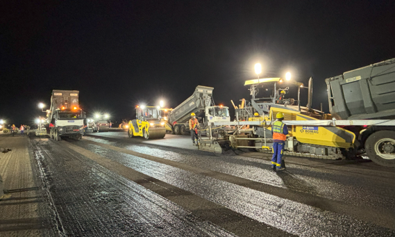 Vue nuit plusieurs engins aéroport