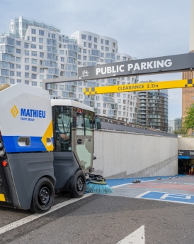 La Ravo R1 qui pénètre dans un parking grâce à sa faible hauteur.