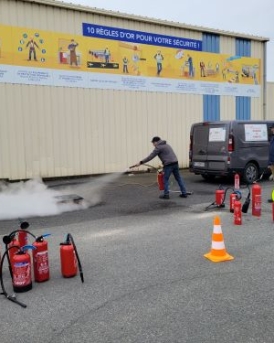 Homme en train de montrer comment éteindre un feu