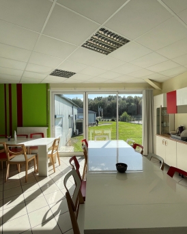 Réhabilitation partie bureaux bâtiment industriel JBT Marel à Baud, Morbihan (56), Bretagne- conception et réalisation Espace Engineering Fayat, contractant général et maître d'oeuvre