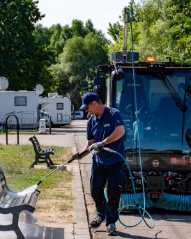 E2 and its operator washing a bench, using high pressure hand lance.