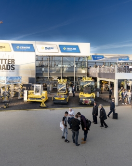 Bauma 2022 – Munich – Monsieur Jean-Claude Fayat, Président du Groupe, et toutes les femmes de la Division Fayat Road Equipment présentes sur le salon