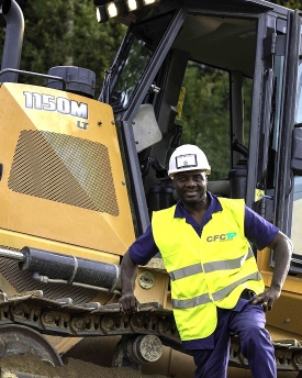 Apprenti devant engin