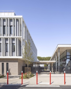 Vue depuis l'extérieur du lycée sur l'entrée