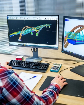 dessinateur dessinant une passerelle complexe métallique sur tekla