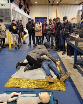 Intervenant montrant les gestes de premier secours (pls)