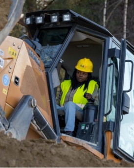 Élève en conduite d'engin dans une tractopelle