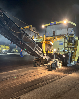Vue nuit engin piste aéroport