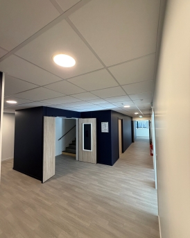 Circulation après rénovation bâtiment d'enseignement AFTEC à Rennes, Ille-et-Vilaine (35), Bretagne - conception et réalisation Espace Engineering Fayat, contractant général et maître d'oeuvre