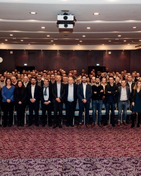 Convention Fayat Metal photo de groupe dans une salle