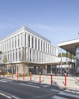 Vue extérieure depuis la rue sur le lycée