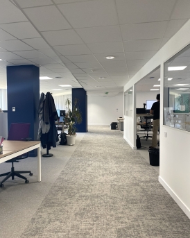 Aménagement intérieur bâtiment de bureaux Nameshield à Angers, Maine-et-Loire (49), Pays de la Loire - Conception et réalisation Espace Engineering Fayat, contractant général et maître d'œuvre