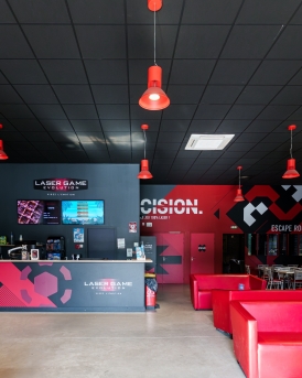 Aménagement intérieur bâtiment commercial lasergame à Plescop, Morbihan (56), Bretagne - Conception et réalisation Espace Engineering Fayat, contractant général et maître d'œuvre