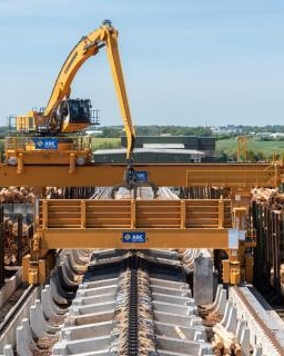 PORTIQUES A GRUMES ET CHARIOT TRANSFERT en mouvement