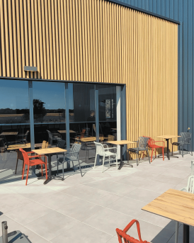 Construction d'un bâtiment de commerce/sport/loisirs dédié à la pratique du padel à Le Thou, Charente-Maritime (17), Nouvelle-Aquitaine - conception et réalisation Espace Engineering Fayat, contractant général et maître d'oeuvre