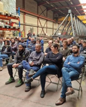 Groupe de personnes assises dans un atelier