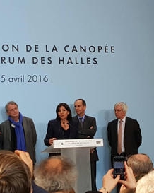 Prise de parole au pupitre des halles de paris