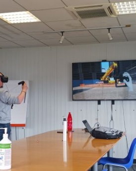 Homme faisant de la VR